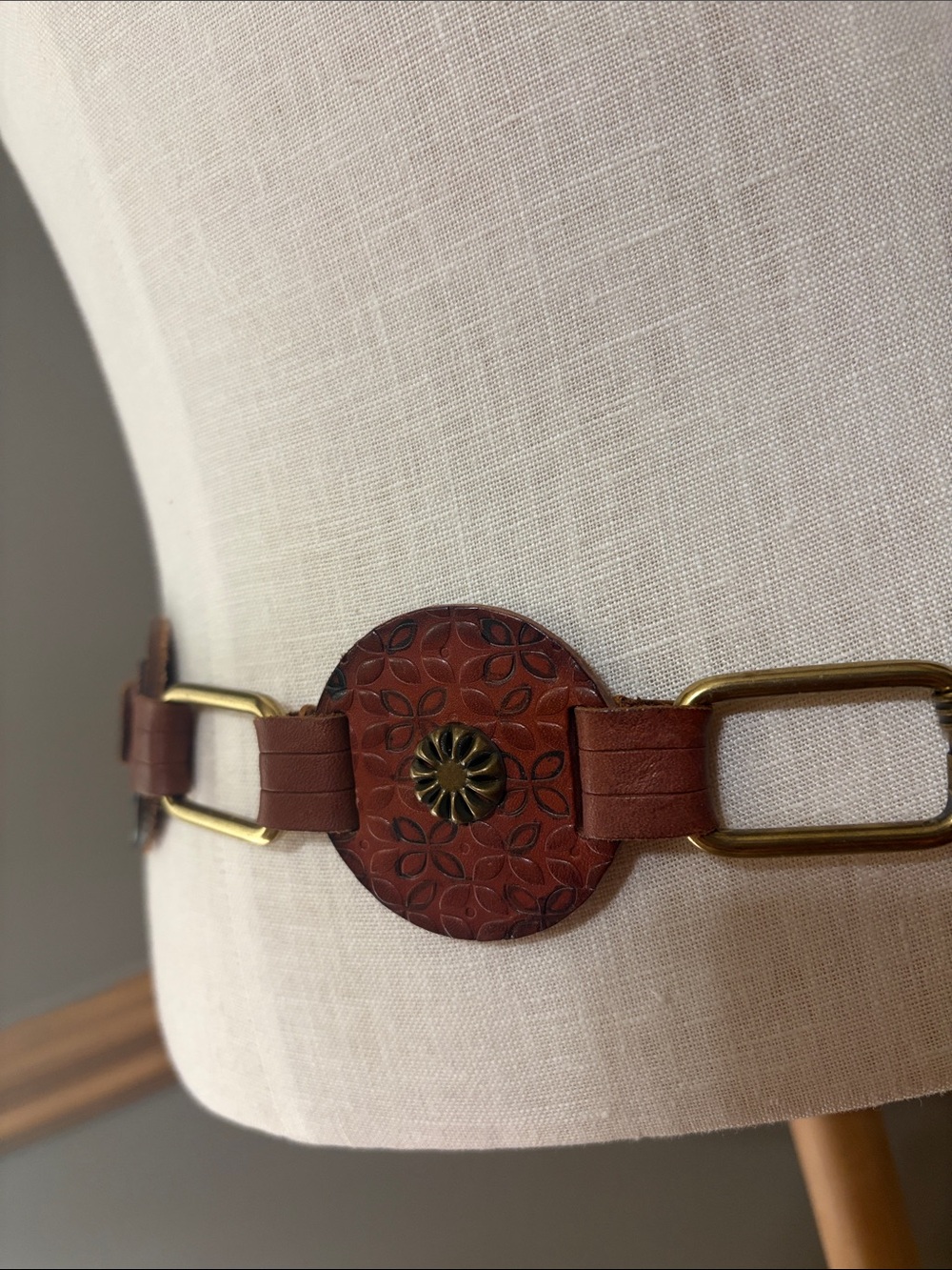 FOSSIL vintage Medallion genuine leather with metal hardware belt size Small - Picture 6 of 9